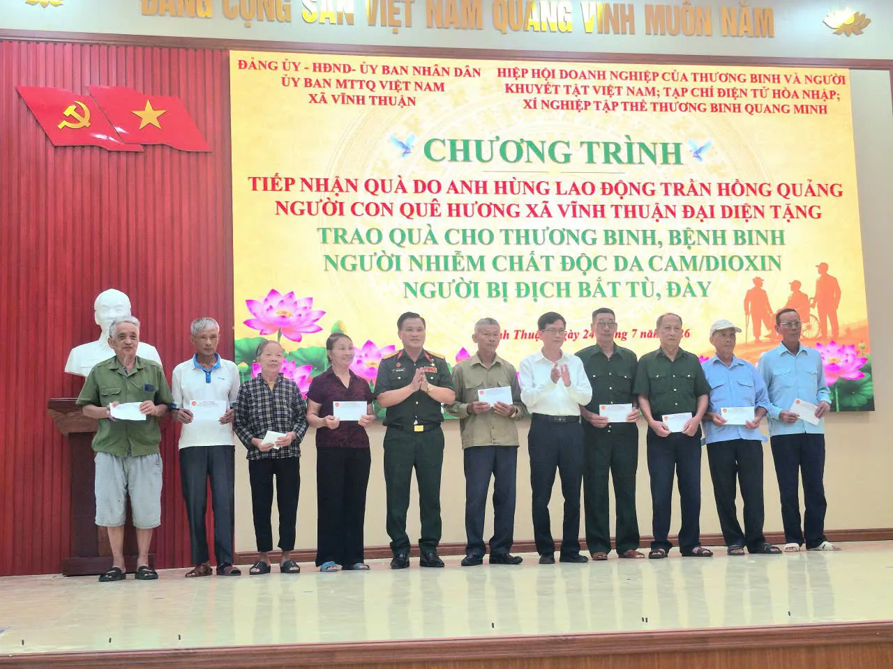 Trao quà tri ân người có công với cách mạng tại xã Vĩnh Thuận, Hải Phòng