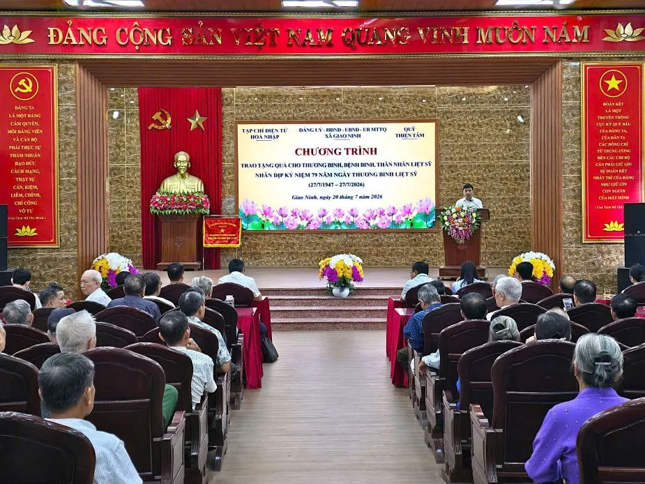 Trao quà tri ân người có công với cách mạng tại xã Giao Ninh