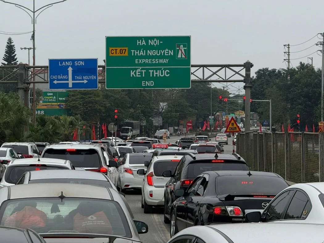 Ùn tắc kéo dài tại cao tốc Hà Nội - Thái Nguyên mùng 2 Tết
