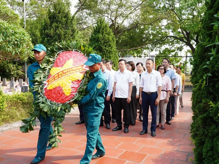 Xã Phong Doanh tổ chức lễ dâng hương tri ân các anh hùng liệt sĩ dịp 30/4