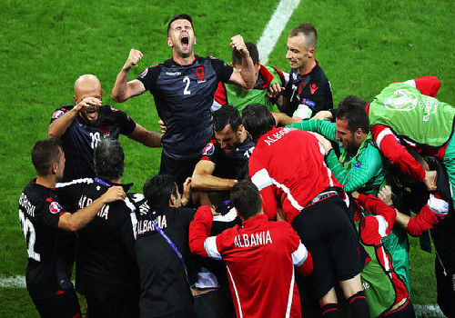 Đánh bại Romania, Albania nuôi hi vọng đi tiếp