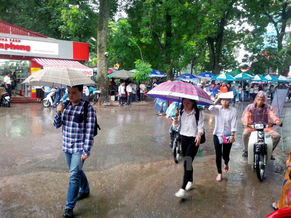 Hà Nội: Thí dự 'đội mưa' đến làm thủ tục thi THPT quốc gia năm 2016