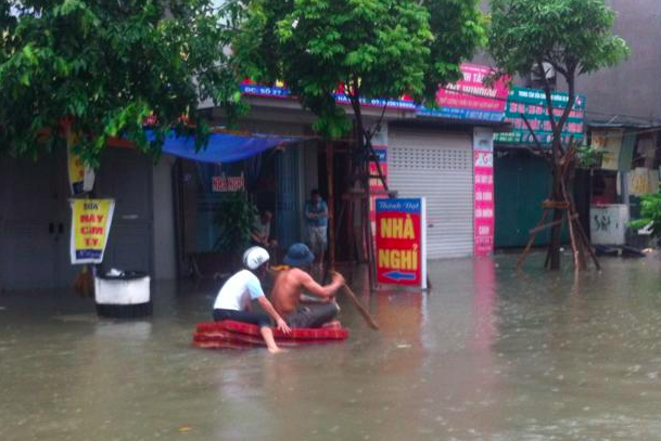 Cập nhật: Bão số 3 gây mưa lớn tại Hà Nội, làm tắc nghẽn giao thông nghiêm trọng