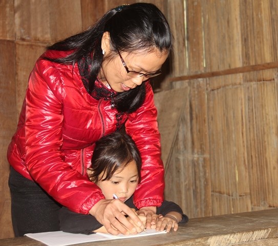 Câu chuyện hai vợ chồng trẻ 8 năm đi gieo “niềm tin” cho học sinh vùng cao