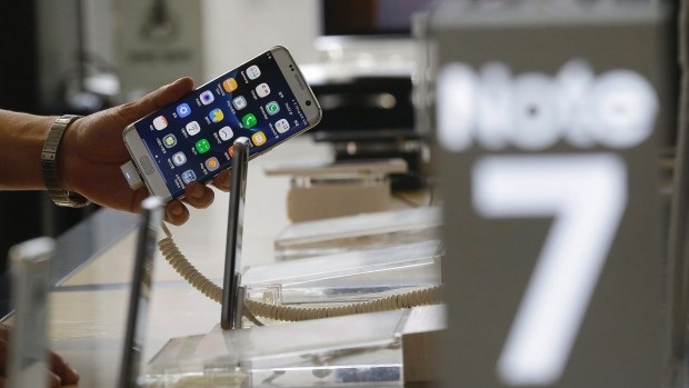 Sự cố Note 7 kéo cổ phiếu của Samsung rơi xuống 'vực sâu'