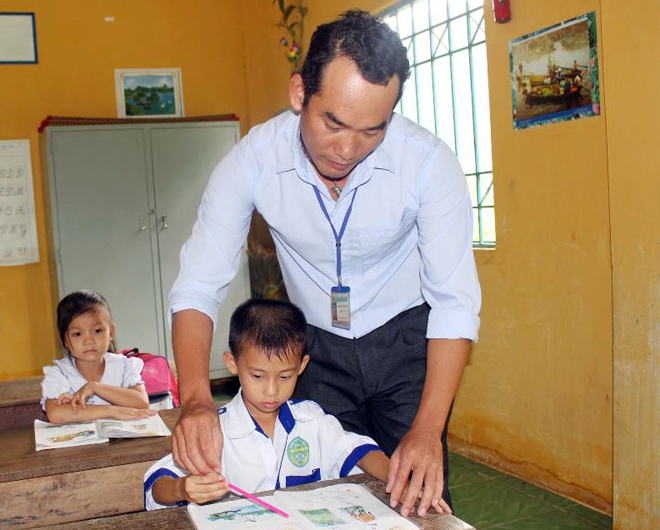 Thầy giáo trẻ “bám rừng”, lấy tiền lương nuôi học trò nghèo