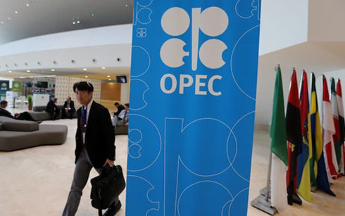 Giá dầu tăng vọt sau thỏa thuận giảm sản lượng của OPEC