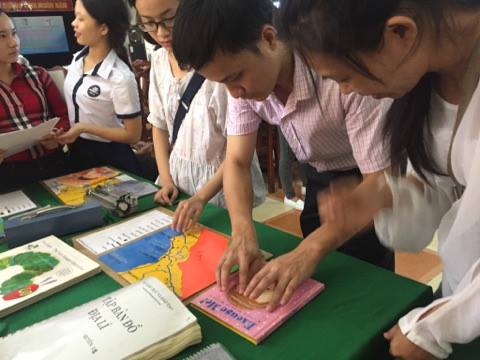 Triển lãm “Đối thoại trong bóng tối và Tạo điều kiện tiếp cận cho người mù”