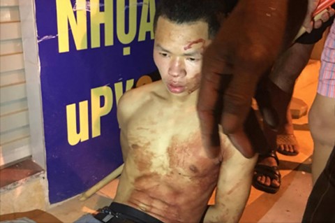 Nam thanh niên đâm thủng cổ tài xế cướp taxi trong đêm