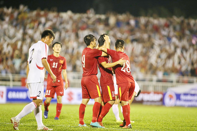 HLV Hữu Thắng: Cần giữ đôi chân trên mặt đất sau chiến thắng thăng hoa