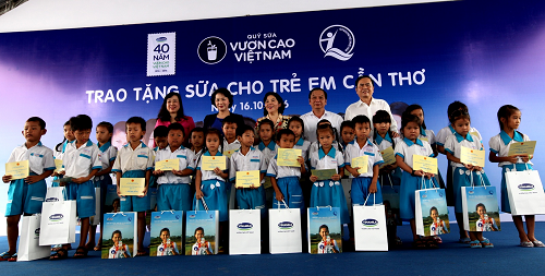 Quỹ sữa Vươn cao Việt Nam và  Vinamilk tiếp tục trao tặng sữa cho trẻ em tại Cần Thơ