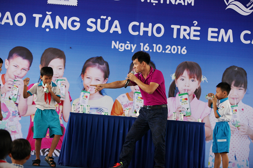 Quỹ sữa Vươn cao Việt Nam và  Vinamilk tiếp tục trao tặng sữa cho trẻ em tại Cần Thơ