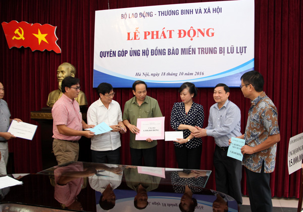 Bộ LĐ-TB&XH quyên góp ủng hộ đồng bào miền Trung