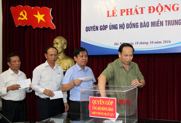 Bộ LĐ-TB&XH quyên góp ủng hộ đồng bào miền Trung