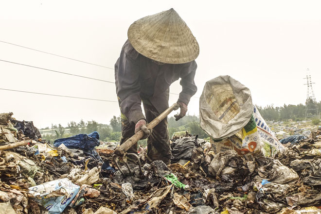 Những phụ nữ nghèo mưu sinh trên bãi rác