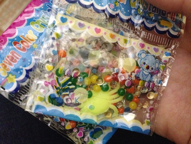 Hạt nhựa nở xuất hiện trở lại tại cổng trường tiểu học