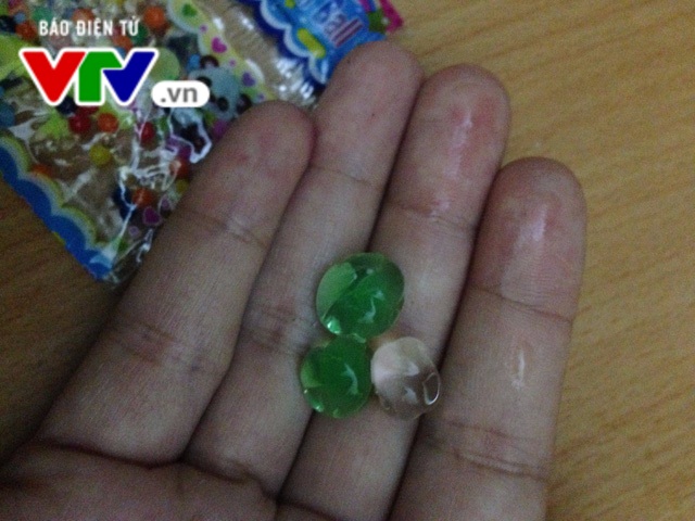 Hạt nhựa nở xuất hiện trở lại tại cổng trường tiểu học