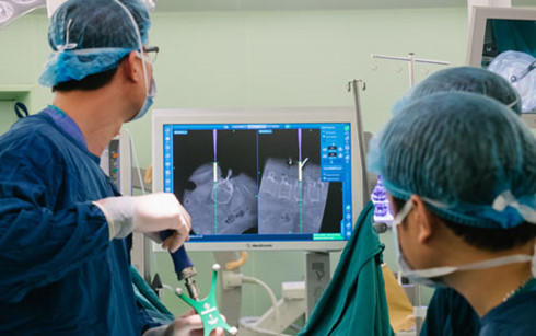 Bệnh viện đầu tiên có máy O-arm hiện đại giúp phẫu thuật cột sống