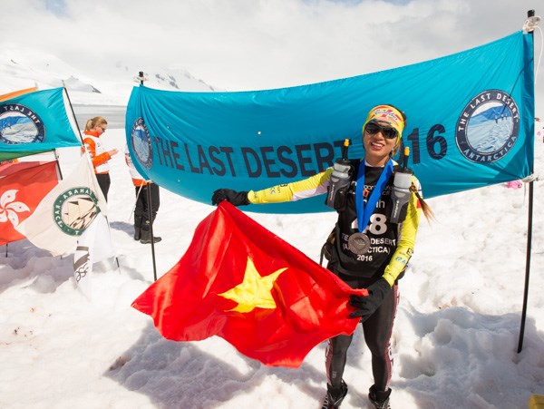 Cô gái Việt Nam trở thành người phụ nữ châu Á đầu tiên chạy bộ qua 4 sa mạc