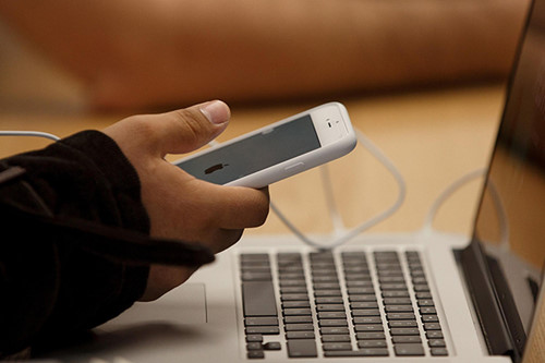 Những mẹo giúp tăng tốc độ sạc pin cho iPhone