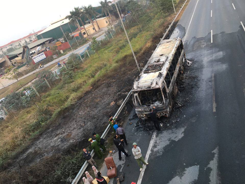 Xe khách bốc cháy trên đại lộ Thăng Long