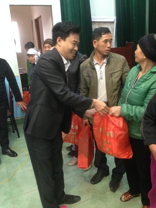 Hải Phòng: UBND phường Hưng Đạo tặng quà cho các hộ nghèo