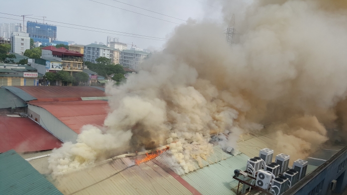 Hà Nội: Cháy lớn tại xưởng gỗ trên phố Trường Chính