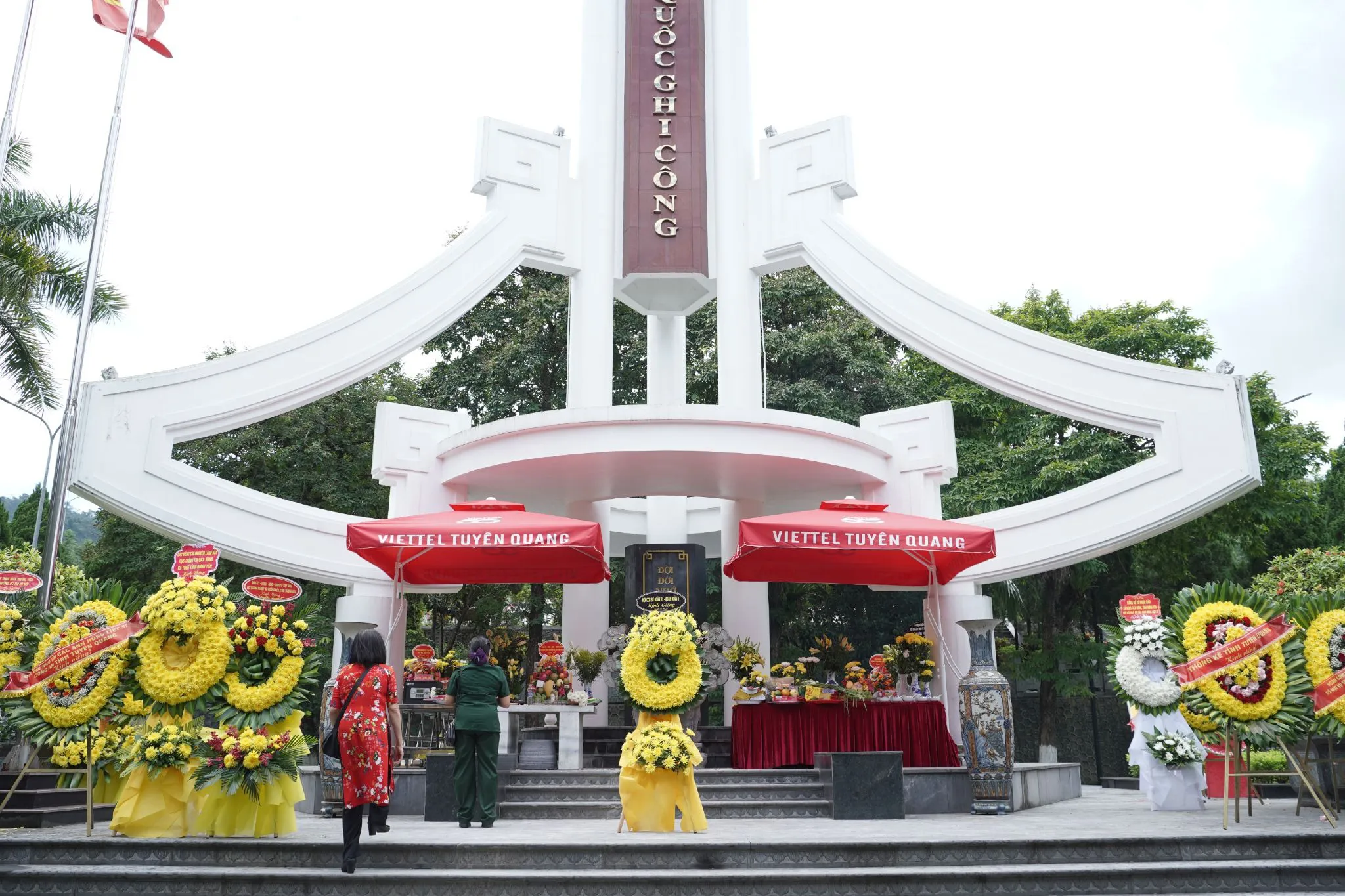 Thành kính nghiêng mình trước anh linh các Anh hùng Liệt sĩ tại Nghĩa trang Vị Xuyên