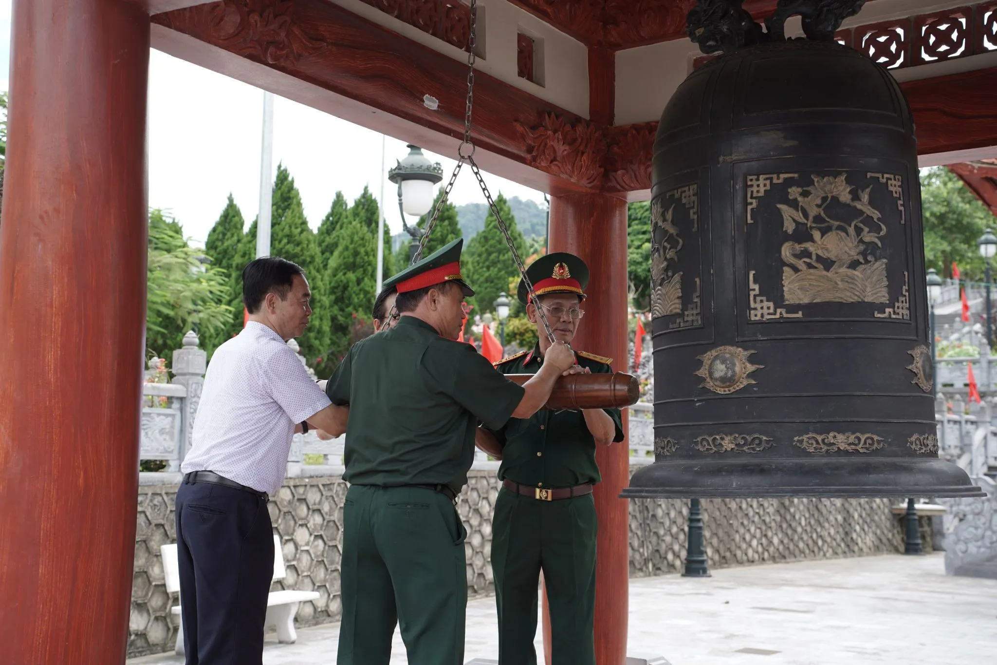Thành kính nghiêng mình trước anh linh các Anh hùng Liệt sĩ tại Nghĩa trang Vị Xuyên