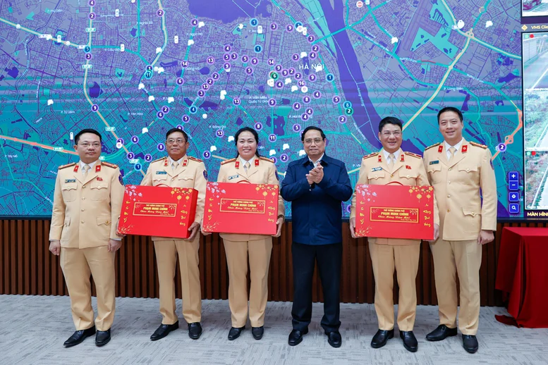 Thủ tướng kiểm tra, động viên các lực lượng công an ứng trực dịp Tết