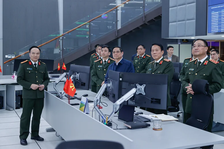 Thủ tướng kiểm tra, động viên các lực lượng công an ứng trực dịp Tết