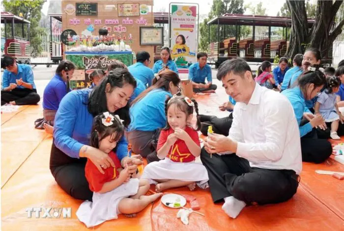 Đưa hệ giá trị quốc gia, văn hóa, gia đình thấm sâu vào đời sống xã hội