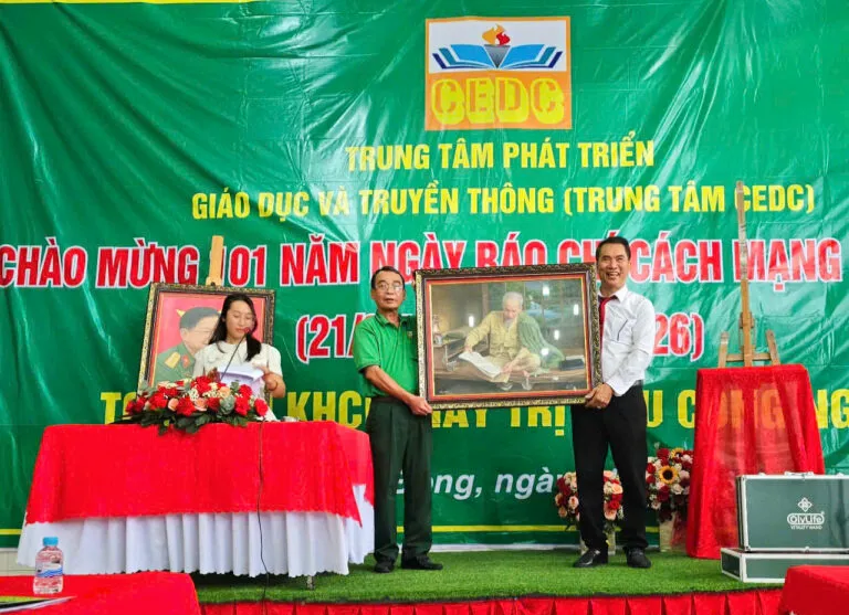 Họp mặt kỷ niệm 101 năm Ngày Báo chí Cách mạng Việt Nam: Trung tâm CEDC tặng quà cho học sinh và người cao tuổi