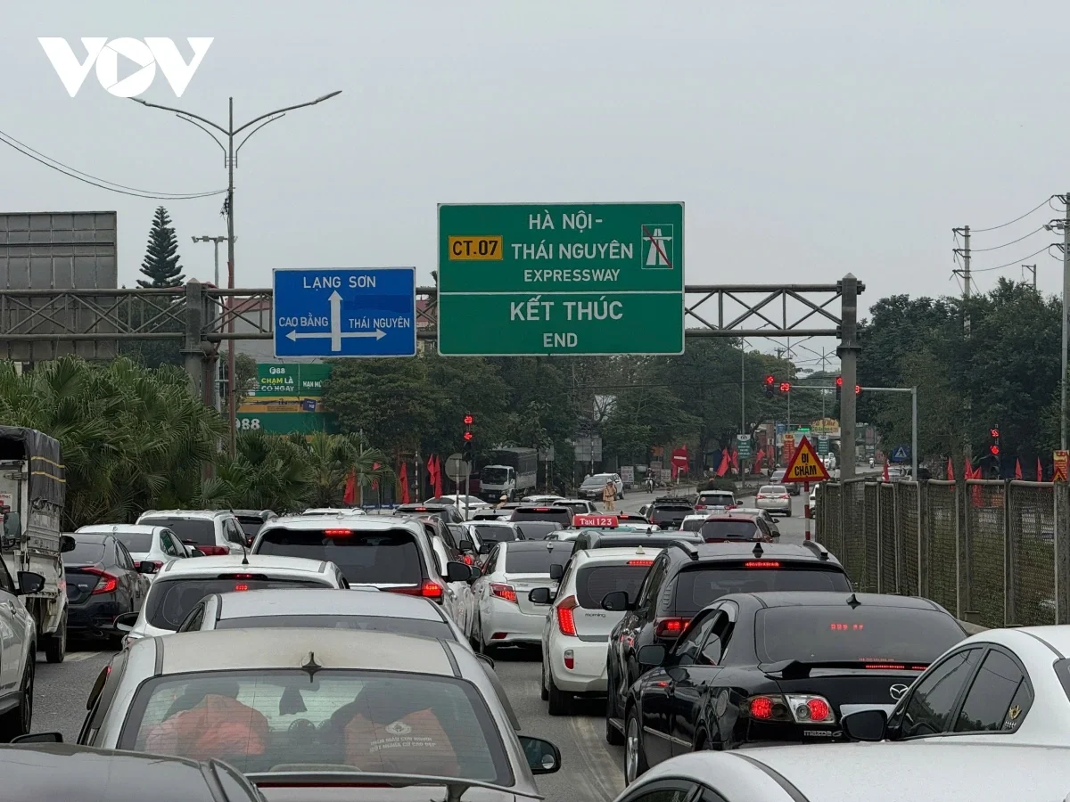 Ùn tắc kéo dài tại cao tốc Hà Nội - Thái Nguyên mùng 2 Tết