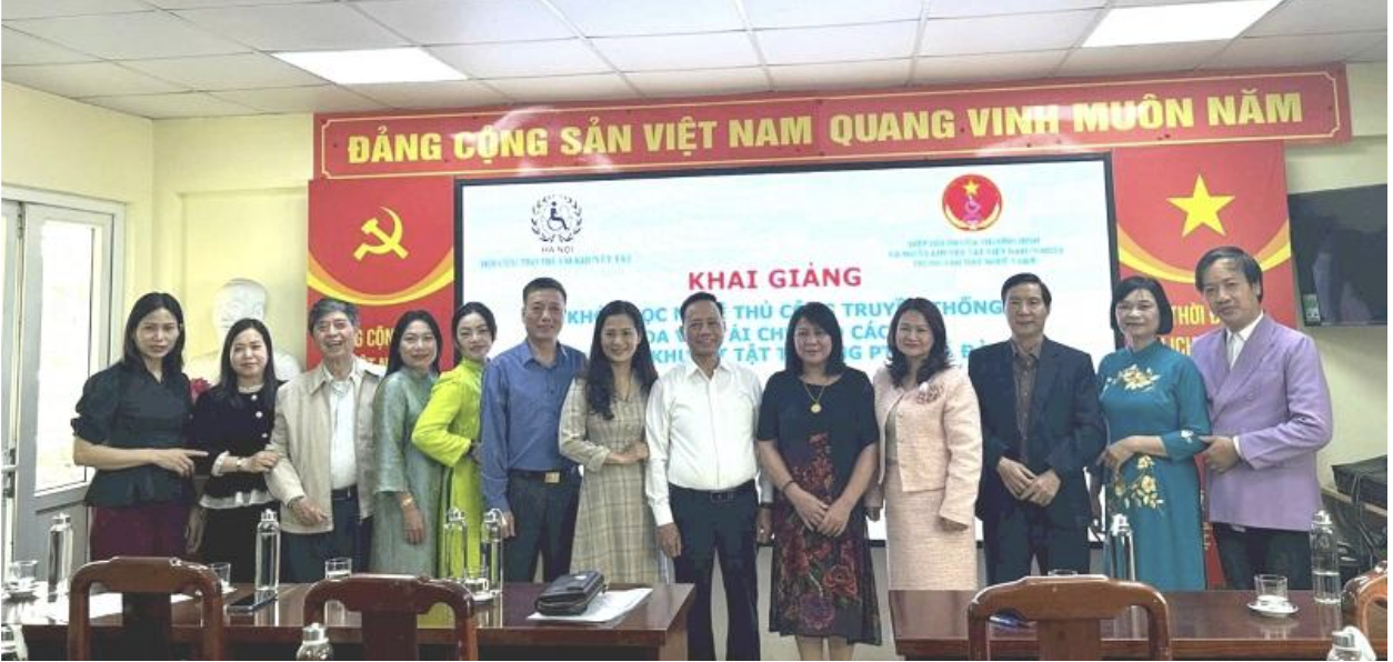 Dạy nghề làm hoa vải cho học sinh khiếm thính