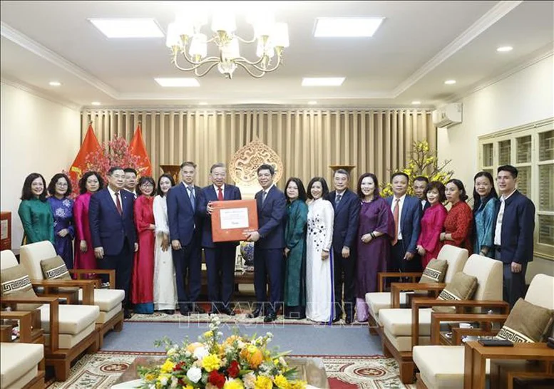 Tổng Bí thư Tô Lâm dâng hương tại Khu Di tích Hoàng thành Thăng Long và Di tích nhà 67