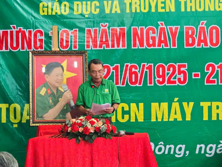 Họp mặt kỷ niệm 101 năm Ngày Báo chí Cách mạng Việt Nam: Trung tâm CEDC tặng quà cho học sinh và người cao tuổi