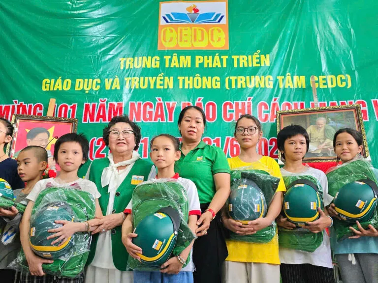 Họp mặt kỷ niệm 101 năm Ngày Báo chí Cách mạng Việt Nam: Trung tâm CEDC tặng quà cho học sinh và người cao tuổi