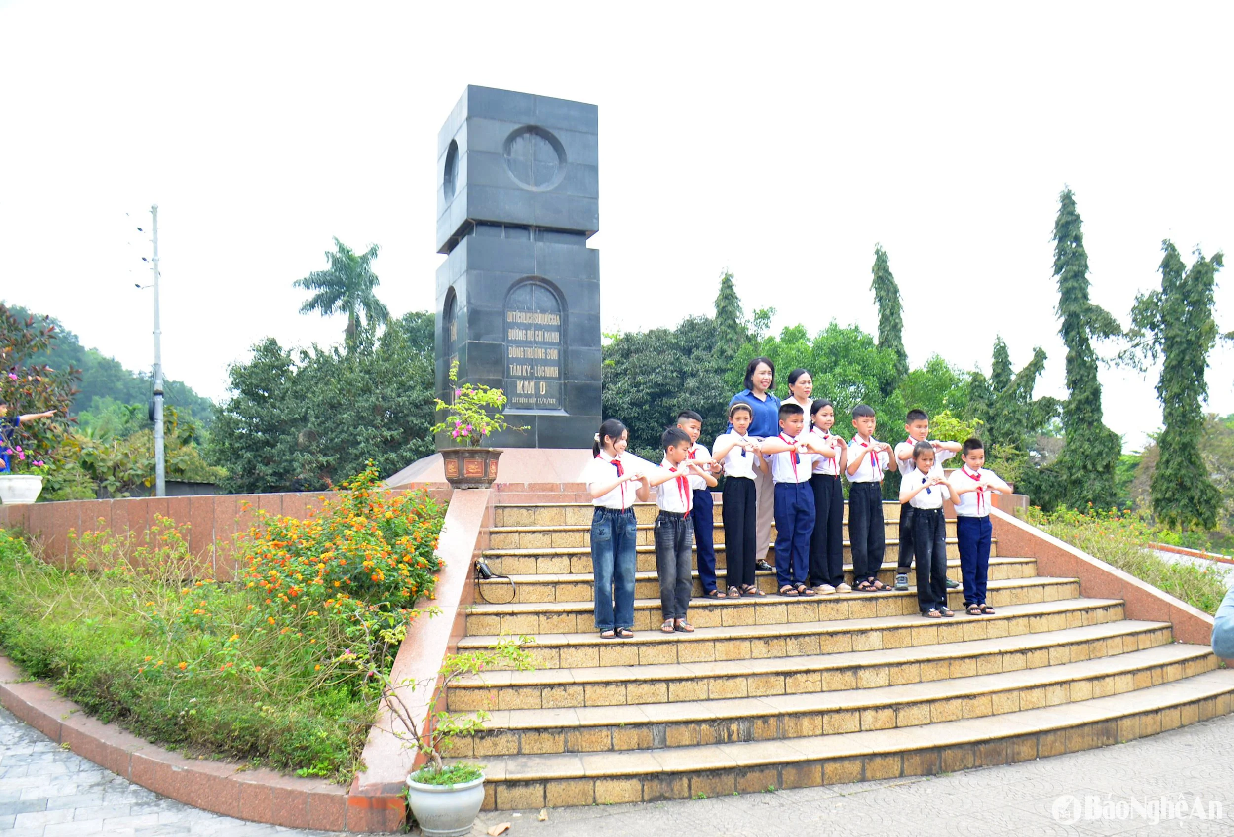 Đường Hồ Chí Minh với hai cột mốc số 0