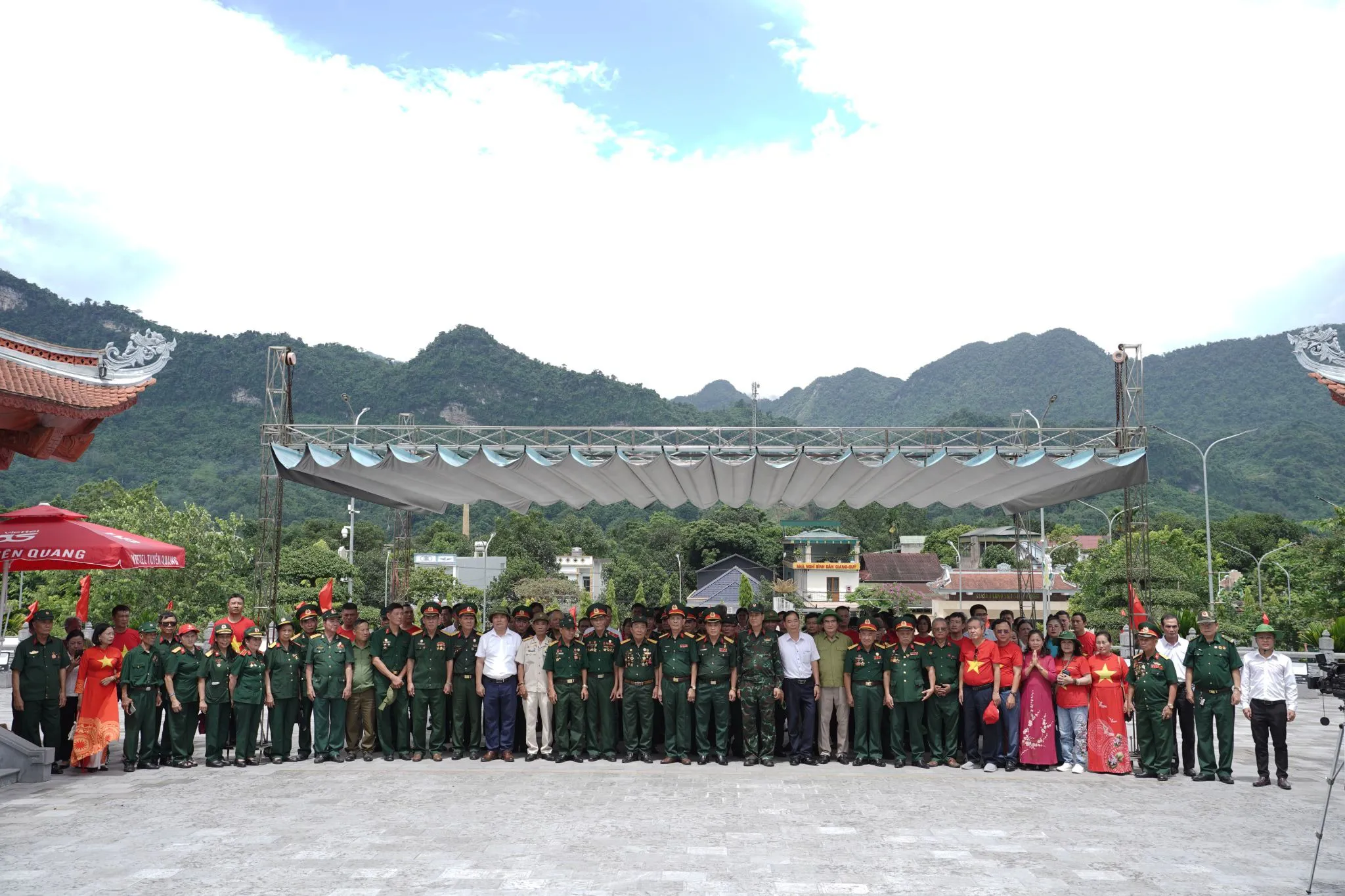 Thành kính nghiêng mình trước anh linh các Anh hùng Liệt sĩ tại Nghĩa trang Vị Xuyên