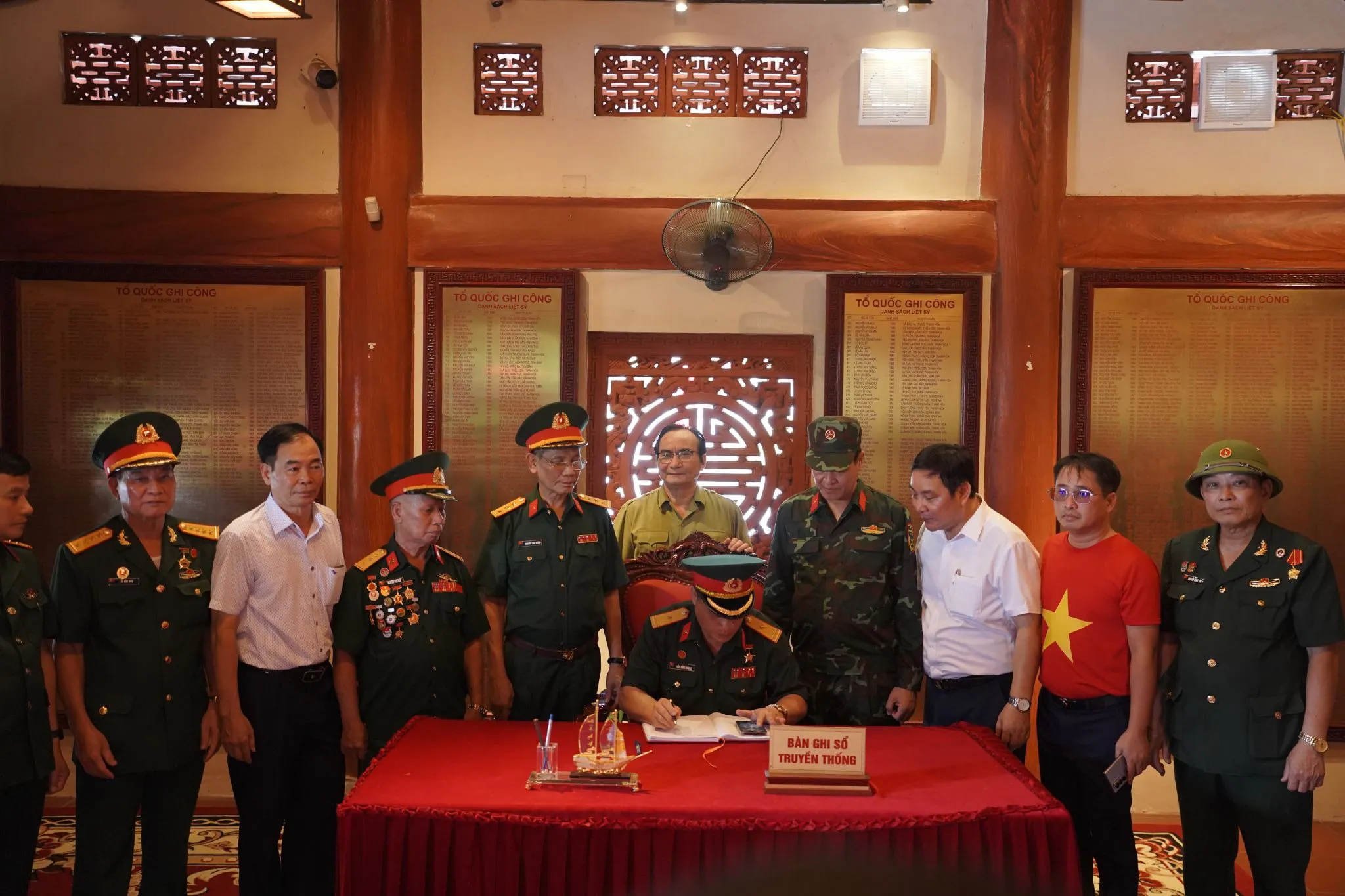 Thành kính nghiêng mình trước anh linh các Anh hùng Liệt sĩ tại Nghĩa trang Vị Xuyên