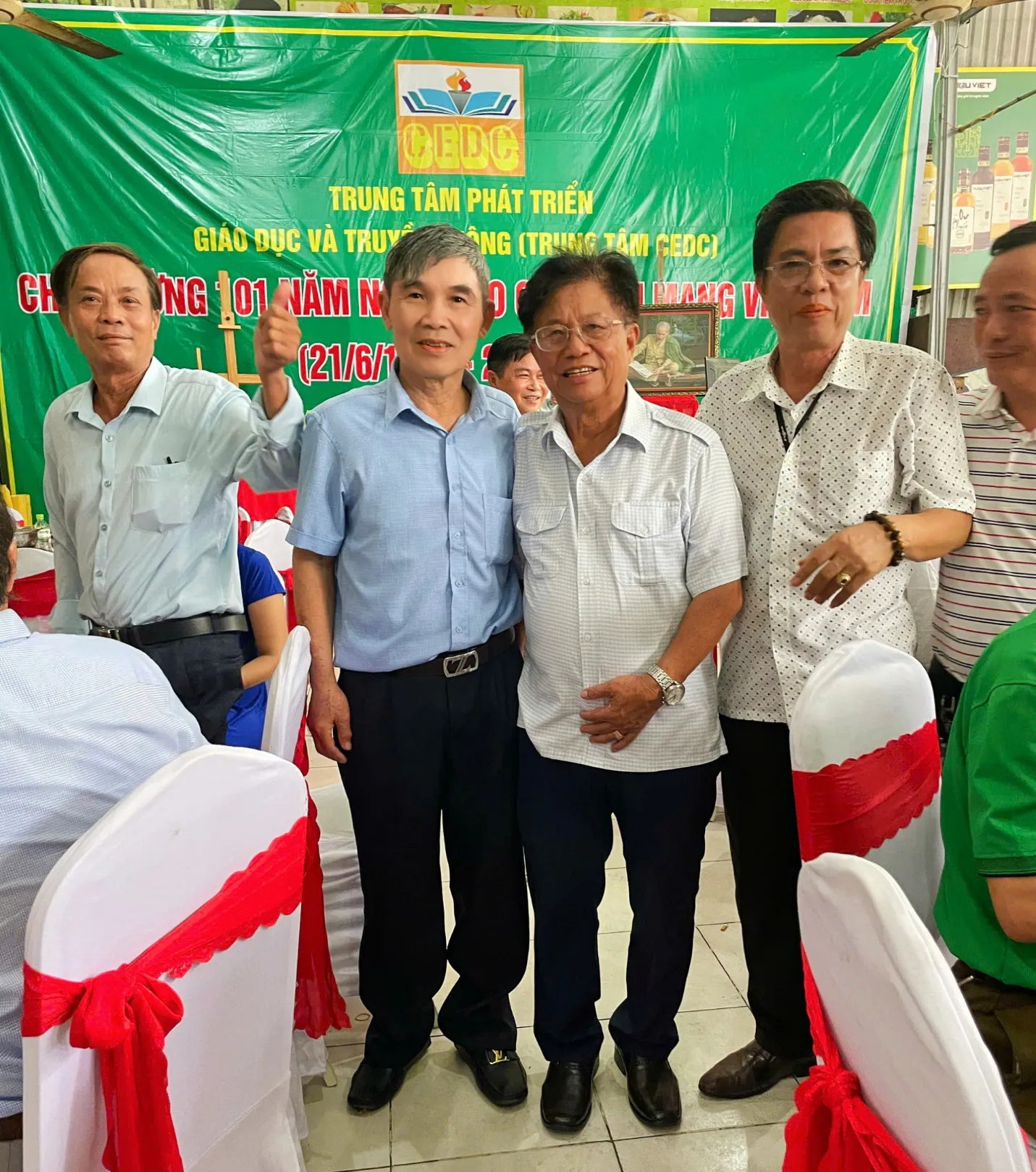 Họp mặt kỷ niệm 101 năm Ngày Báo chí Cách mạng Việt Nam: Trung tâm CEDC tặng quà cho học sinh và người cao tuổi
