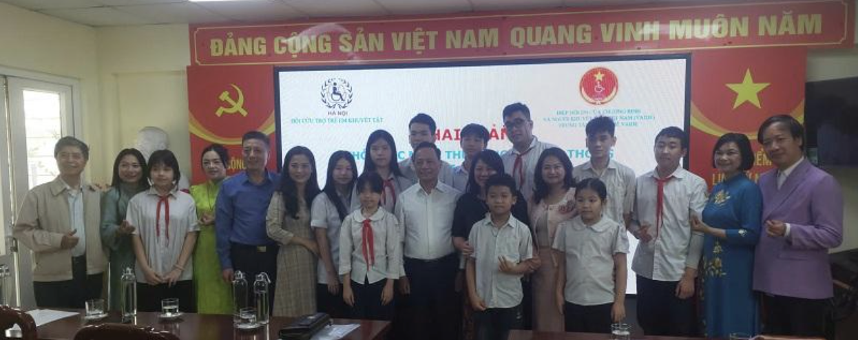 Dạy nghề làm hoa vải cho học sinh khiếm thính