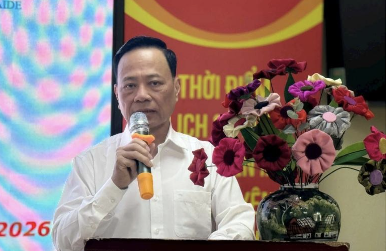 Dạy nghề làm hoa vải cho học sinh khiếm thính