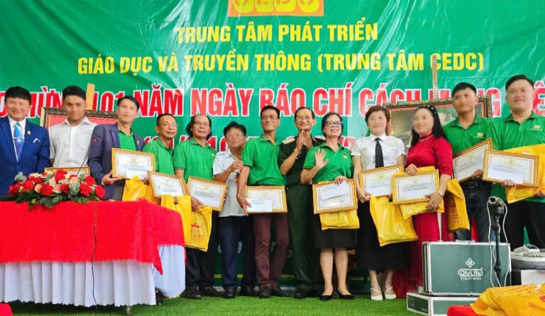 Họp mặt kỷ niệm 101 năm Ngày Báo chí Cách mạng Việt Nam: Trung tâm CEDC tặng quà cho học sinh và người cao tuổi