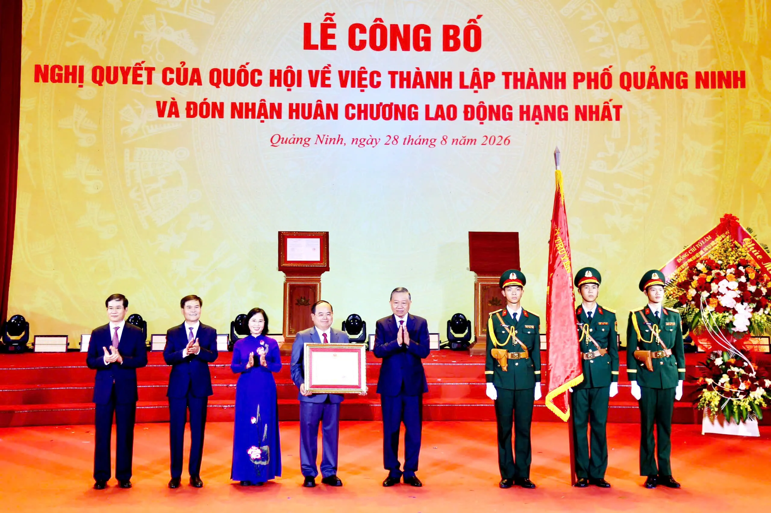Quảng Ninh: Tổng Bí thư, Chủ tịch nước Tô Lâm trao Nghị quyết của Quốc hội về việc thành lập thành phố Quảng Ninh