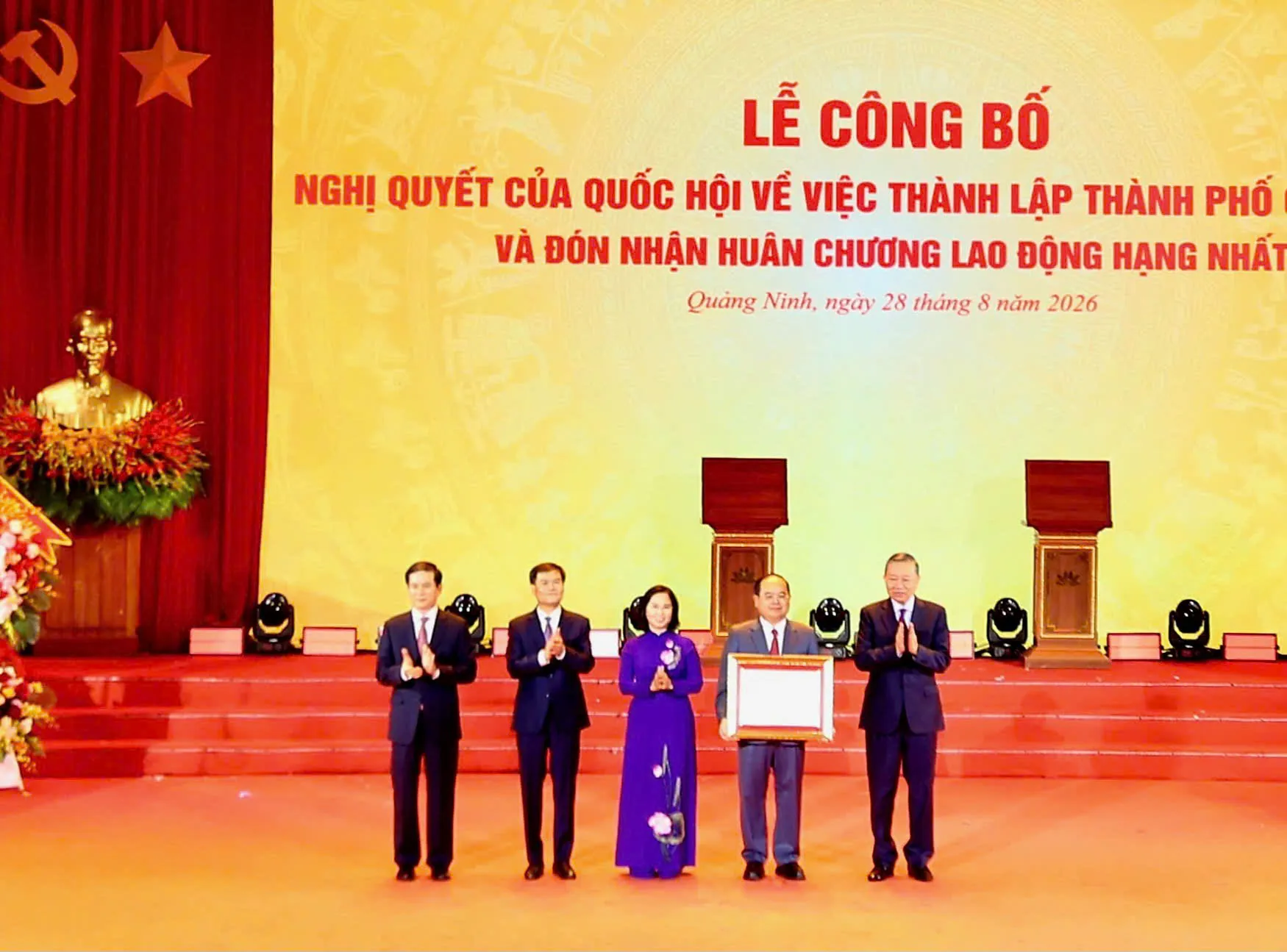 Quảng Ninh: Tổng Bí thư, Chủ tịch nước Tô Lâm trao Nghị quyết của Quốc hội về việc thành lập thành phố Quảng Ninh