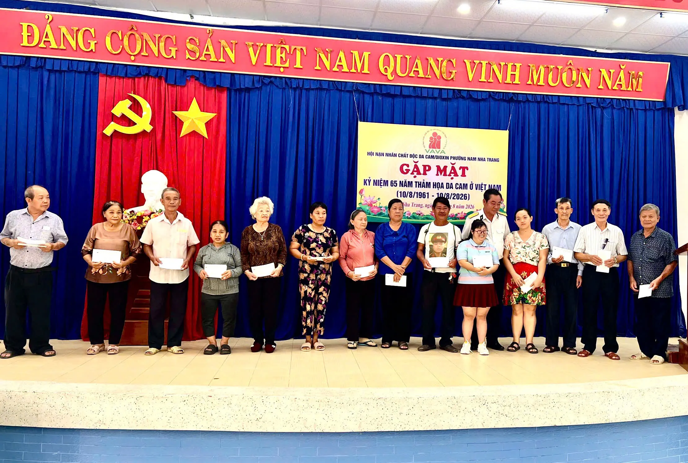 Thương binh Trường Sa tặng quà cho nạn nhân da cam