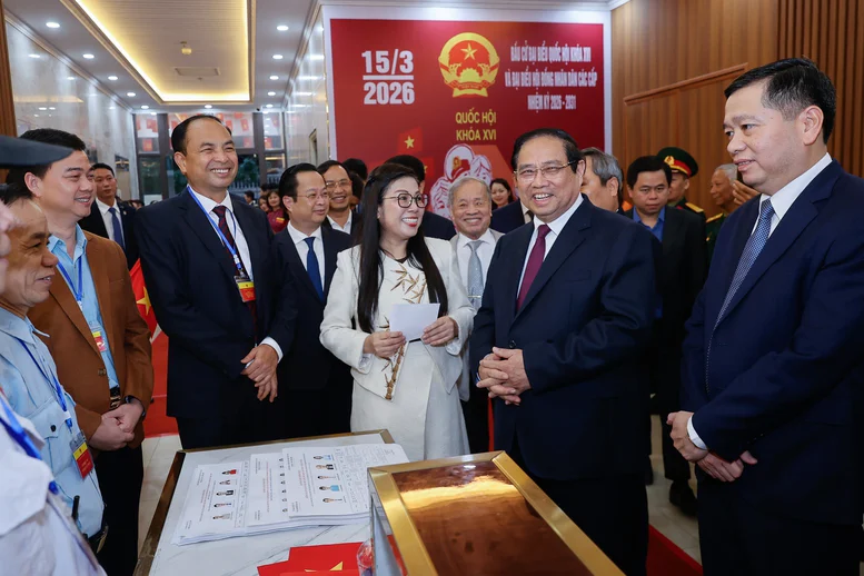 Thủ tướng Phạm Minh Chính cùng cử tri bỏ phiếu bầu cử tại phường Tây Hồ, Hà Nội