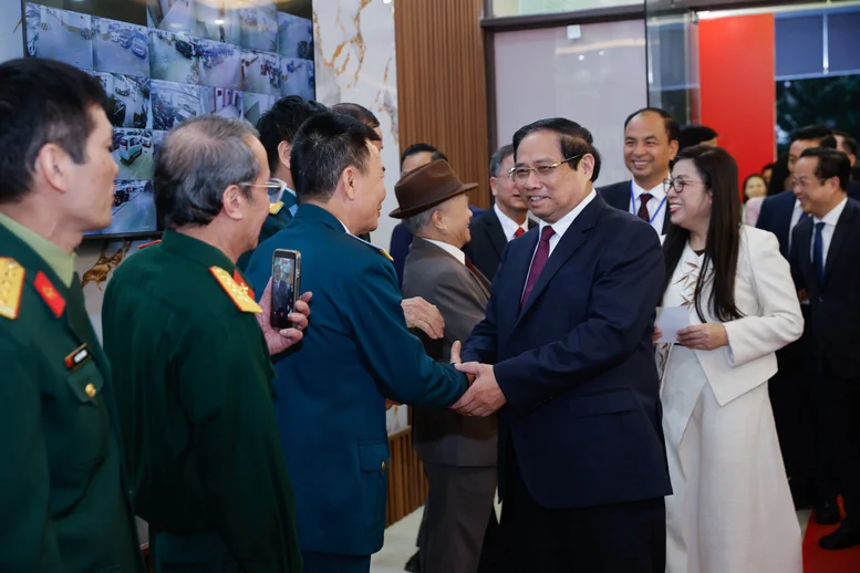 Thủ tướng Phạm Minh Chính cùng cử tri bỏ phiếu bầu cử tại phường Tây Hồ, Hà Nội